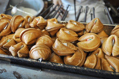 Biscuit avec la fortune entre les pointes, à l'extérieur.